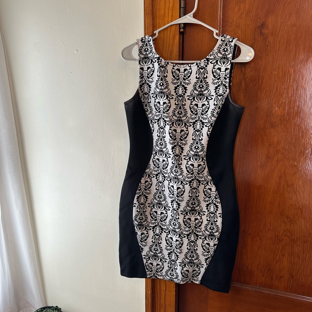 🖤⚪️Body Con Dress